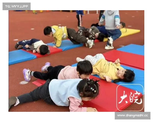幼儿园户外游戏钻连环圈增强孩子协作与灵活性的趣味挑战 幼儿园户外游戏钻连环圈增强孩子协作与灵活性的趣味挑战